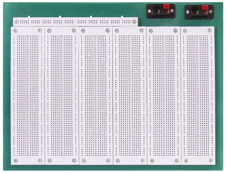 Un grand panneau de connexion avec six plaques verticales, adapté à la réalisation d'expériences électroniques ou à la construction de circuits.