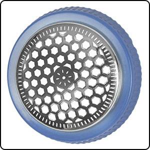 Un filtre métallique argenté aux bords bleus, avec un motif hexagonal en nid d'abeille en son centre, sur un fond blanc.