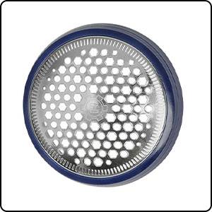 Une grille ronde en argent avec des ouvertures hexagonales, entourée d'une bordure bleue, probablement un pommeau de douche ou un ventilateur.