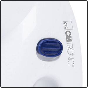 Gros plan d'un appareil électroménager blanc avec un interrupteur bleu, le logo de la marque 'Clatronic' visible.
