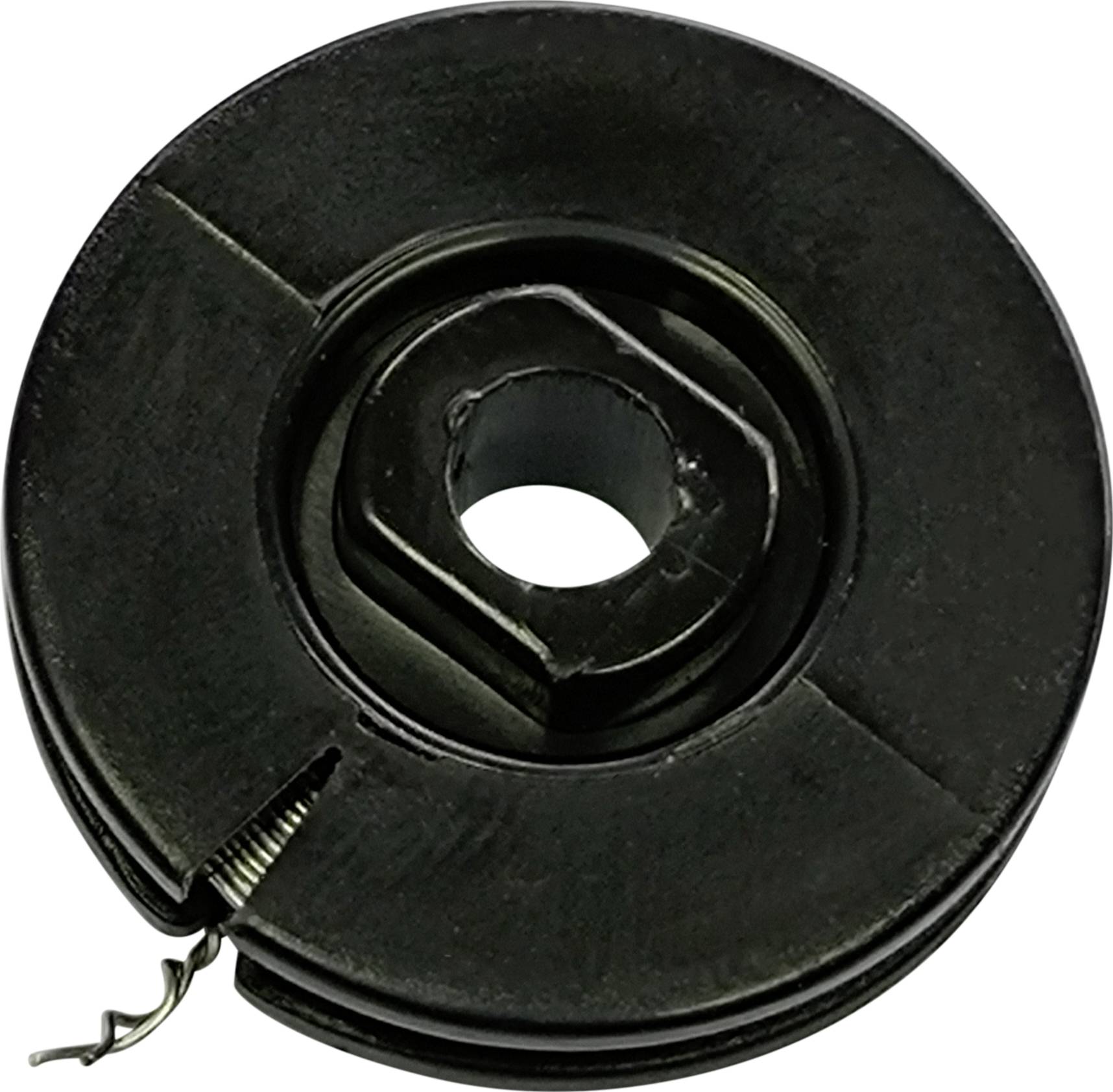 Une bobine noire avec un trou central et une rainure visible sur le côté. Adaptée pour le stockage de fils ou de câbles.