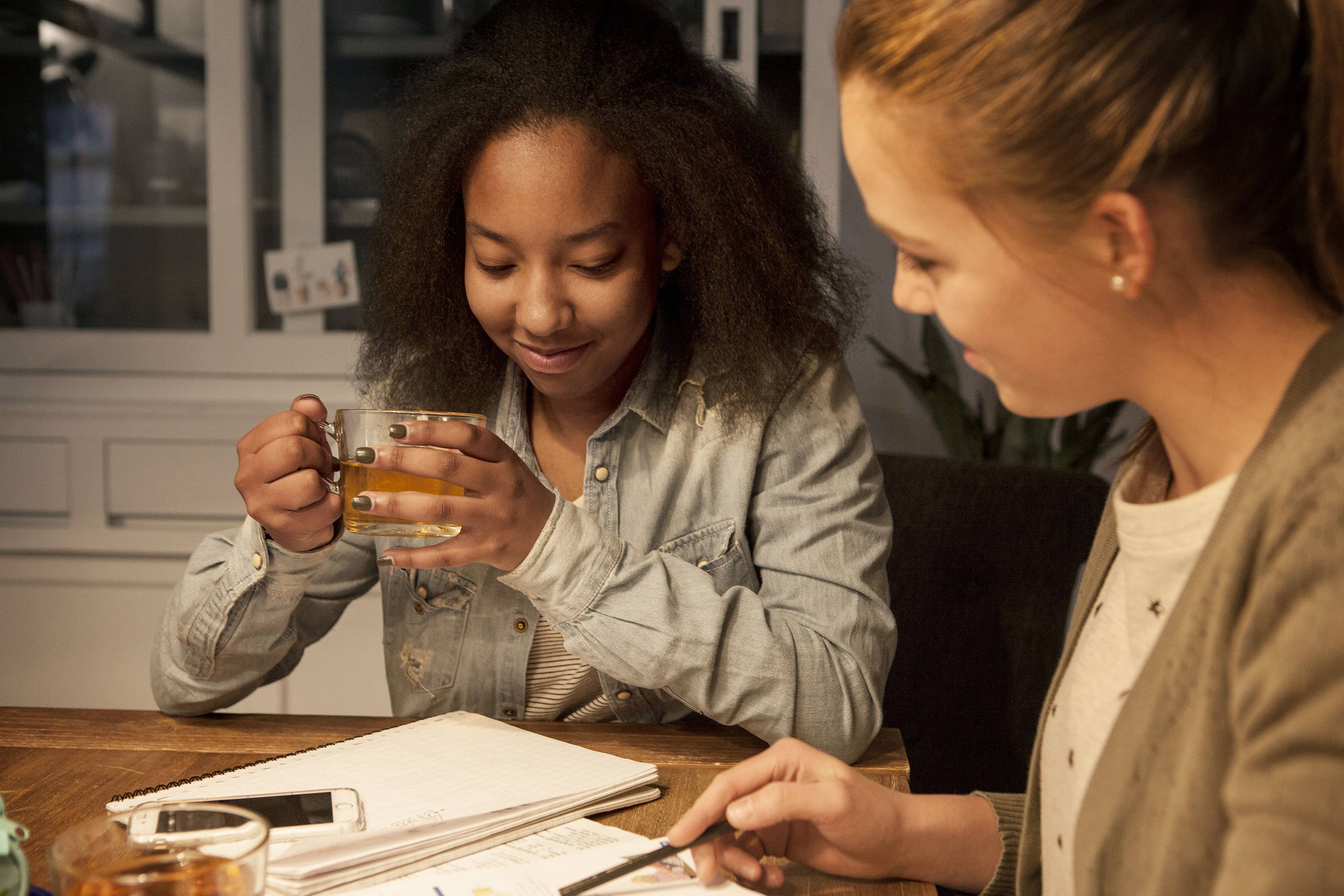 Philips LED 27217000 LED CEE F (A - G) E14 4.3 W = 40 W blanc chaud (Ø x L) 3.5 cm x 9.7 cm 3 pc(s)