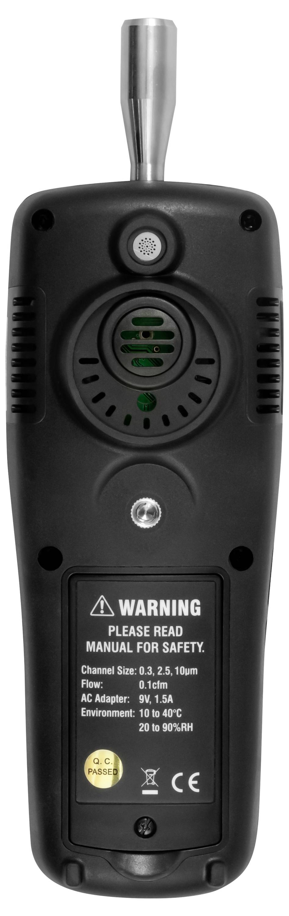 Vue arrière d'un appareil électronique portatif avec une antenne argentée, une grille de haut-parleur centrale, des évents et une étiquette d'avertissement pour une utilisation sécuritaire.