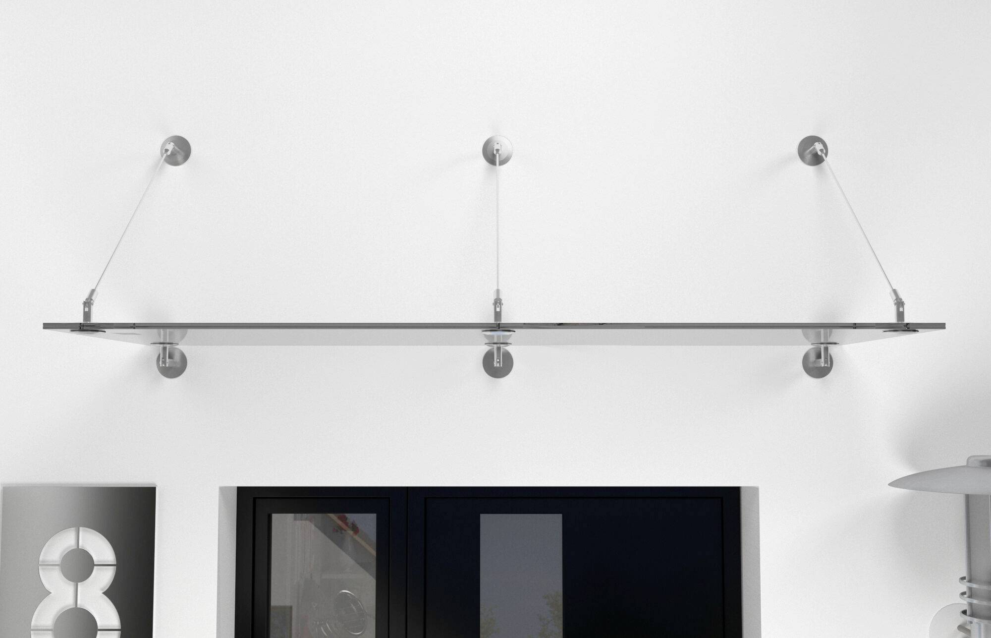 'Étagère flottante moderne avec supports métalliques fixée sur un mur blanc, au-dessus d'une porte encadrée de noir. Une œuvre d'art décorative représentant le chiffre huit est partiellement visible sur la gauche.'