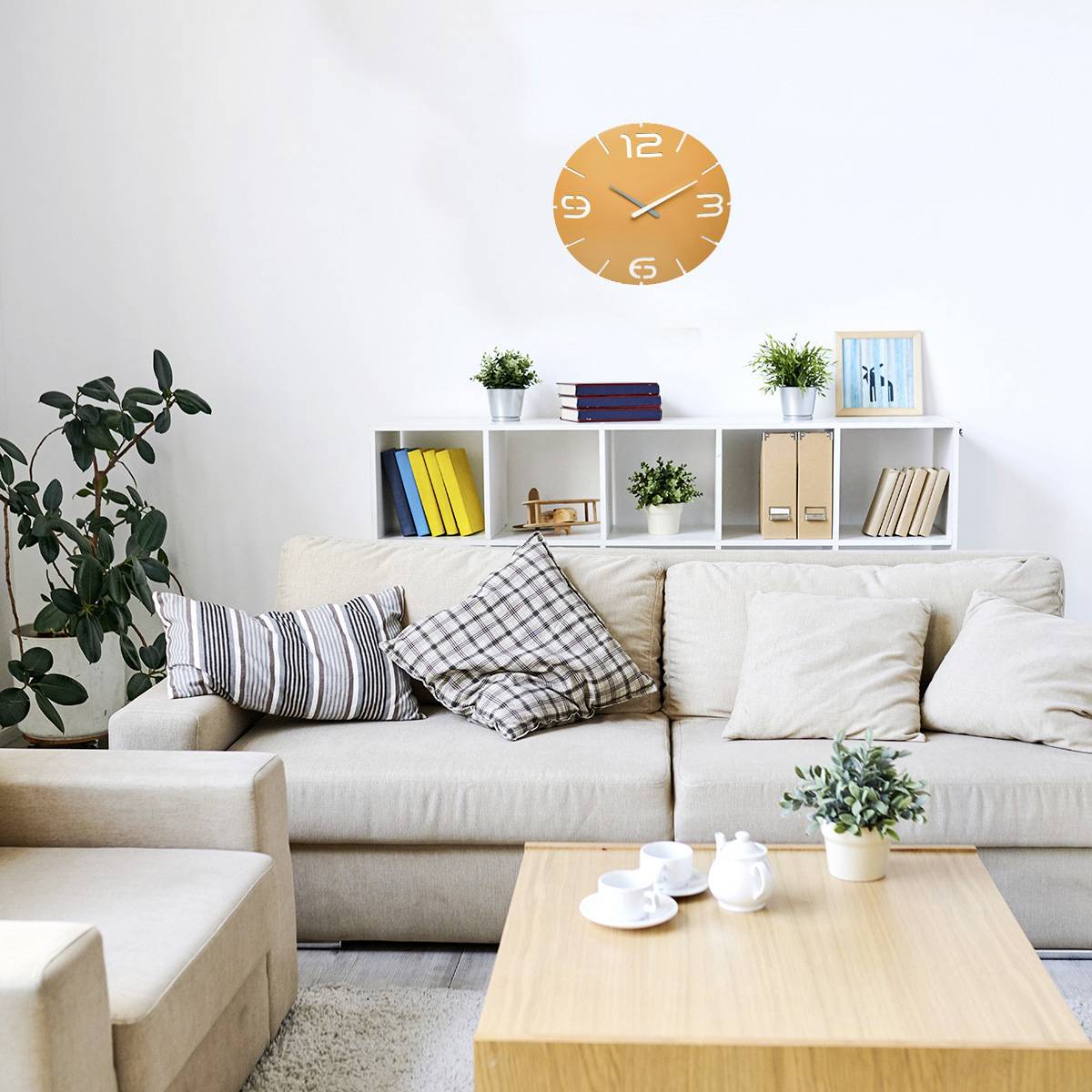 Un salon chaleureux avec un canapé clair, des coussins décoratifs, une table avec des tasses à thé et des étagères remplies de plantes et de livres le long du mur.