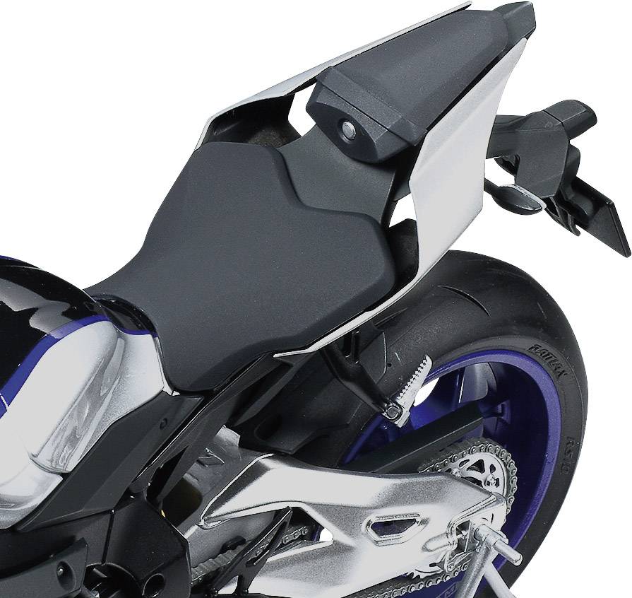 Une moto vue de derrière et d'en haut, montrant la selle, la roue arrière et l'échappement, mis en valeur par des accents noirs et bleus.