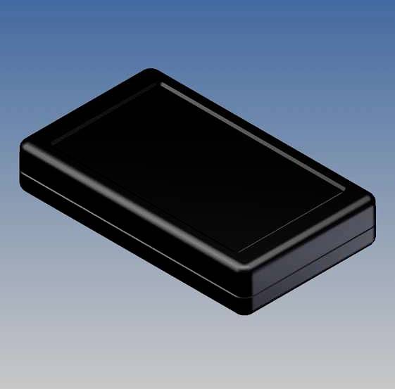 Un boîtier rectangulaire, plat et noir en plastique sur un fond bleu.