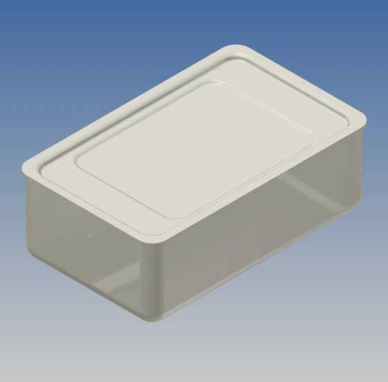 Un récipient en plastique transparent rectangulaire avec couvercle, flottant devant un fond bleu et blanc.