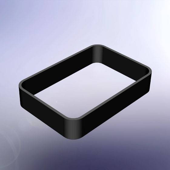 Plateau rectangulaire noir aux coins arrondis, sur un fond gris.