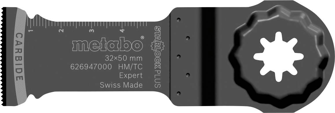 Lame oscillante multifonction noire labellisée « metabo » avec un trou de fixation en forme d'étoile et un bord en carbure pour couper le bois, le métal et les clous.