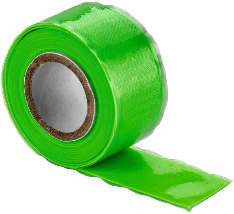 Un rouleau de ruban adhésif vert vif avec une bande détachée étendue sur un fond blanc.