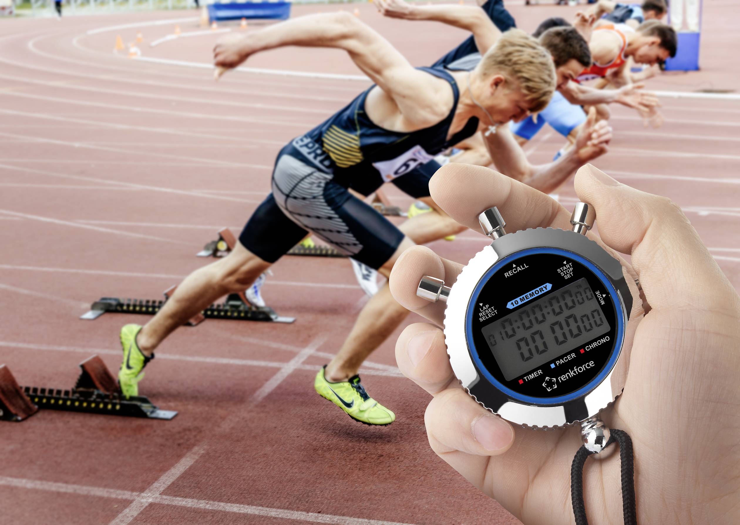 Un sprinter démarre d'un plot de départ sur une piste d'athlétisme. Au premier plan, un chronomètre est tenu, réglé sur zéro.