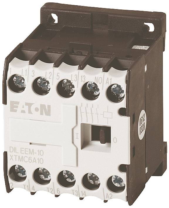 Contacteur électromagnétique avec plusieurs bornes à vis et un interrupteur à bascule central, numéro de modèle imprimé.