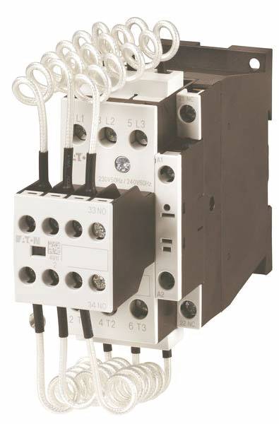 Un contacteur électrique avec plusieurs bornes et bobines. Il est utilisé pour commander des circuits électriques.