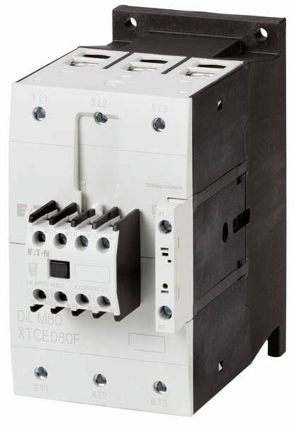 Un dispositif de protection à plusieurs connexions et étiquettes, utilisé pour commander des moteurs électriques et des équipements dans des installations industrielles.