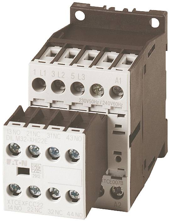 Contacteur électrique avec plusieurs bornes de connexion. La face avant présente le marquage de la marque, les caractéristiques techniques et la configuration des bornes.