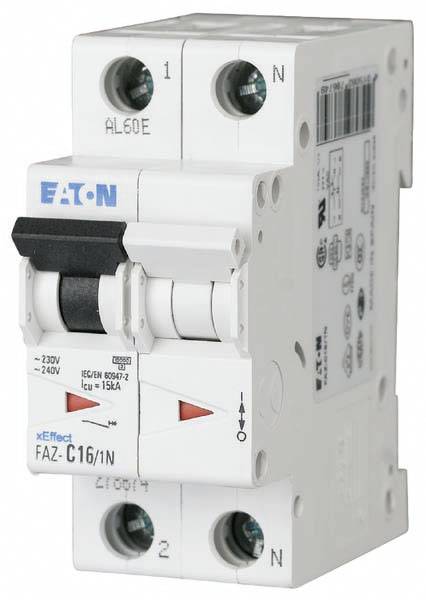 Disjoncteur Eaton, modèle FAZ-C16/1N, présentant l'interrupteur et les spécifications électriques sur un boîtier blanc.