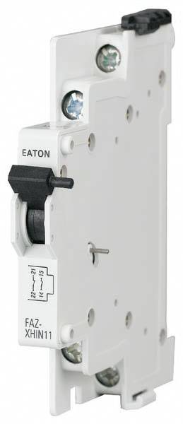 Un interrupteur électrique blanc et étroit d'Eaton, modèle 'FAZ-XHIN11', reconnaissable à ses bornes à vis et son levier noir.