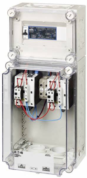 Un boîtier électrique à carter transparent montre des composants électriques et des câblages. Le compartiment supérieur contient une carte de commande.