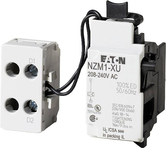 Une pièce électronique portant l'inscription « Eaton NZM1-XU 208-240V AC », connectée à un bloc de bornes blanc.