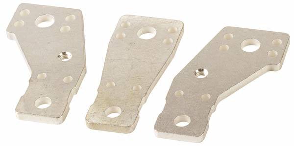 Trois plaques de fixation métalliques avec plusieurs trous et des bords biseautés, reposant sur une surface blanche neutre.