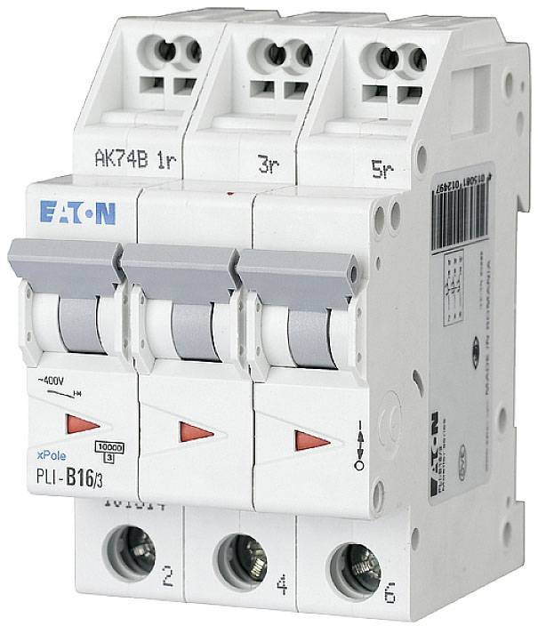 Un disjoncteur tripolaire Eaton, modèle xPole PLI-B16/3, avec des leviers de marche/arrêt et des données techniques sur la face avant.