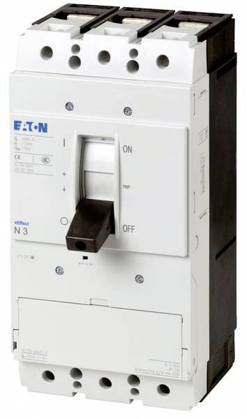 Un disjoncteur tripolaire d'Eaton, en position 'Arrêt', utilisé pour le contrôle et la coupure de sécurité des circuits électriques.