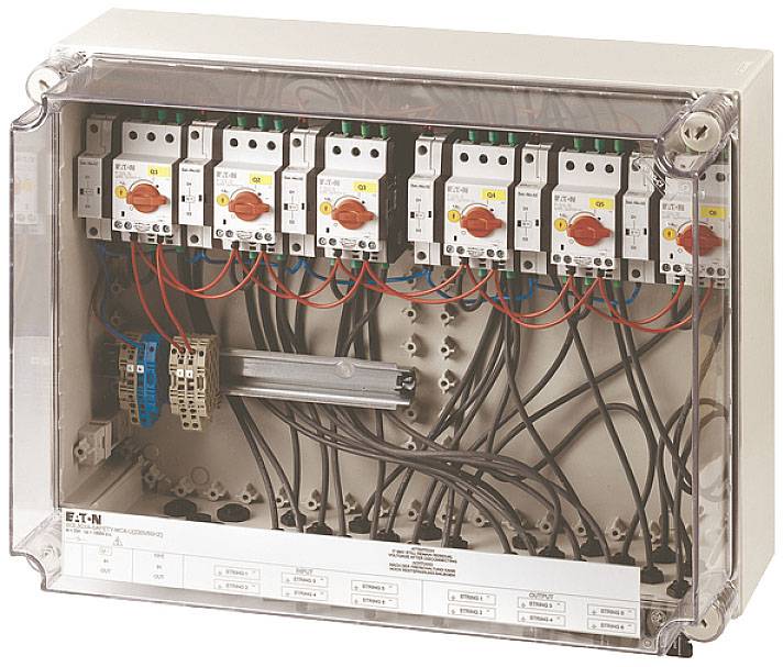 Un armoire électrique ouvert avec plusieurs interrupteurs et câbles interconnectés, servant au contrôle d'appareils électriques.