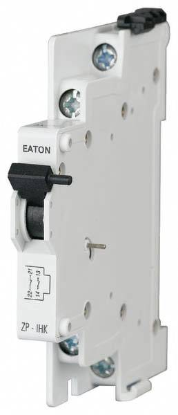 Un interrupteur électrique blanc et étroit de marque EATON avec un levier noir, des vis dans les coins pour la fixation.