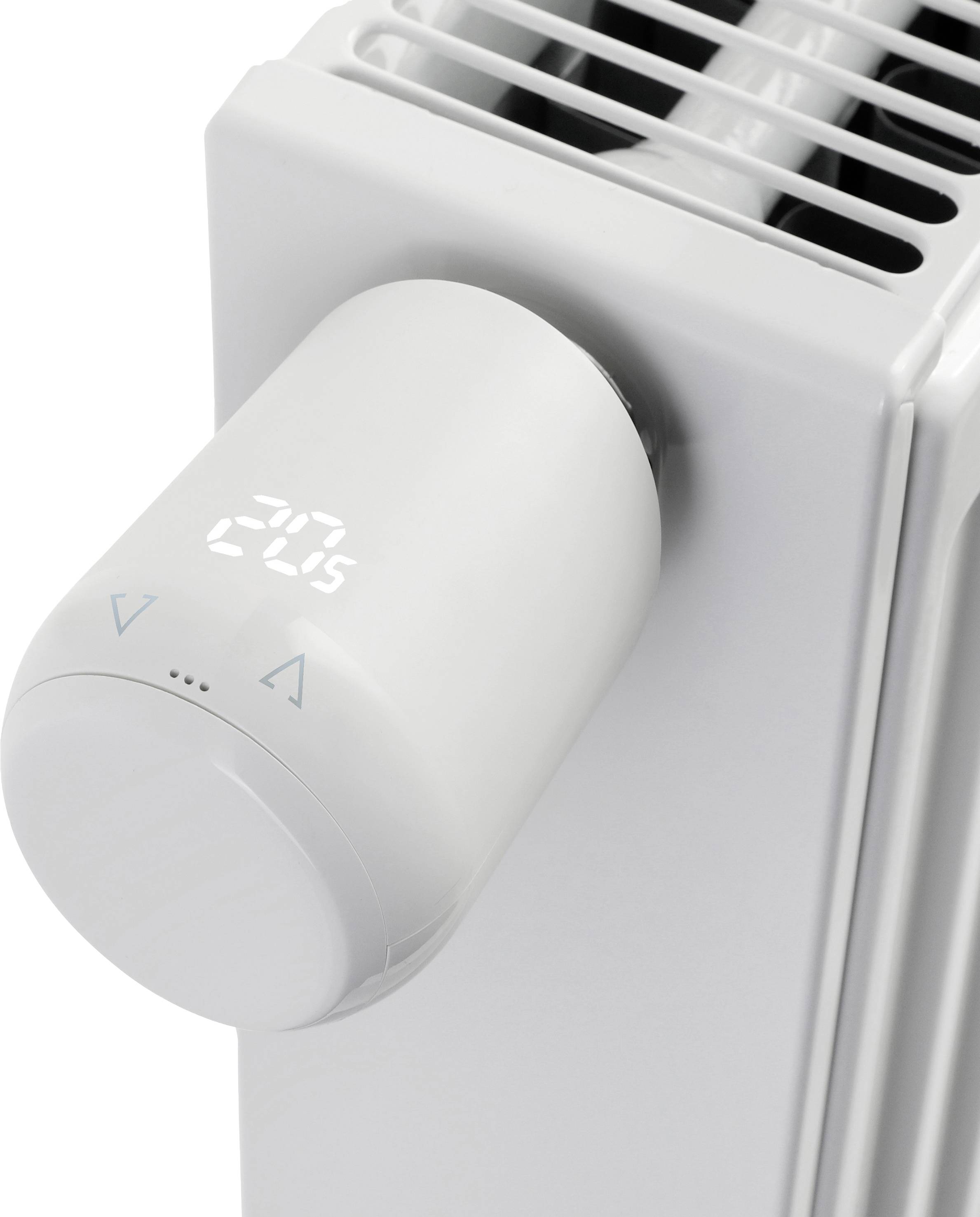 Un radiateur blanc avec un thermostat électronique affiche '20°'.