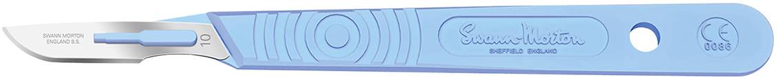 Un scalpel chirurgical avec une poignée en plastique bleu et une lame en acier inoxydable, portant l'inscription 'Swann-Morton' et le marquage CE.