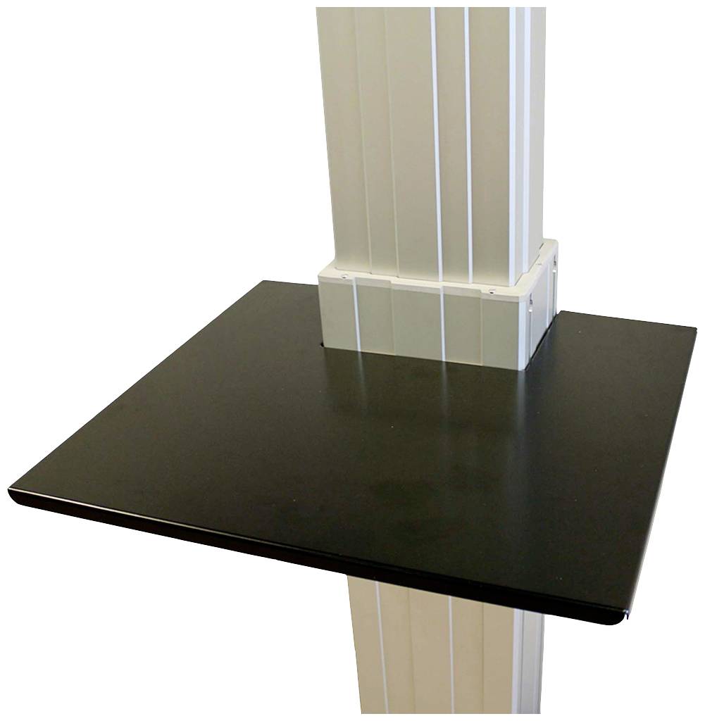 Surface noire de rangement fixée sur un support colonnaire métallique, servant d'interface de montage ou d'élément de support dans un contexte industriel.