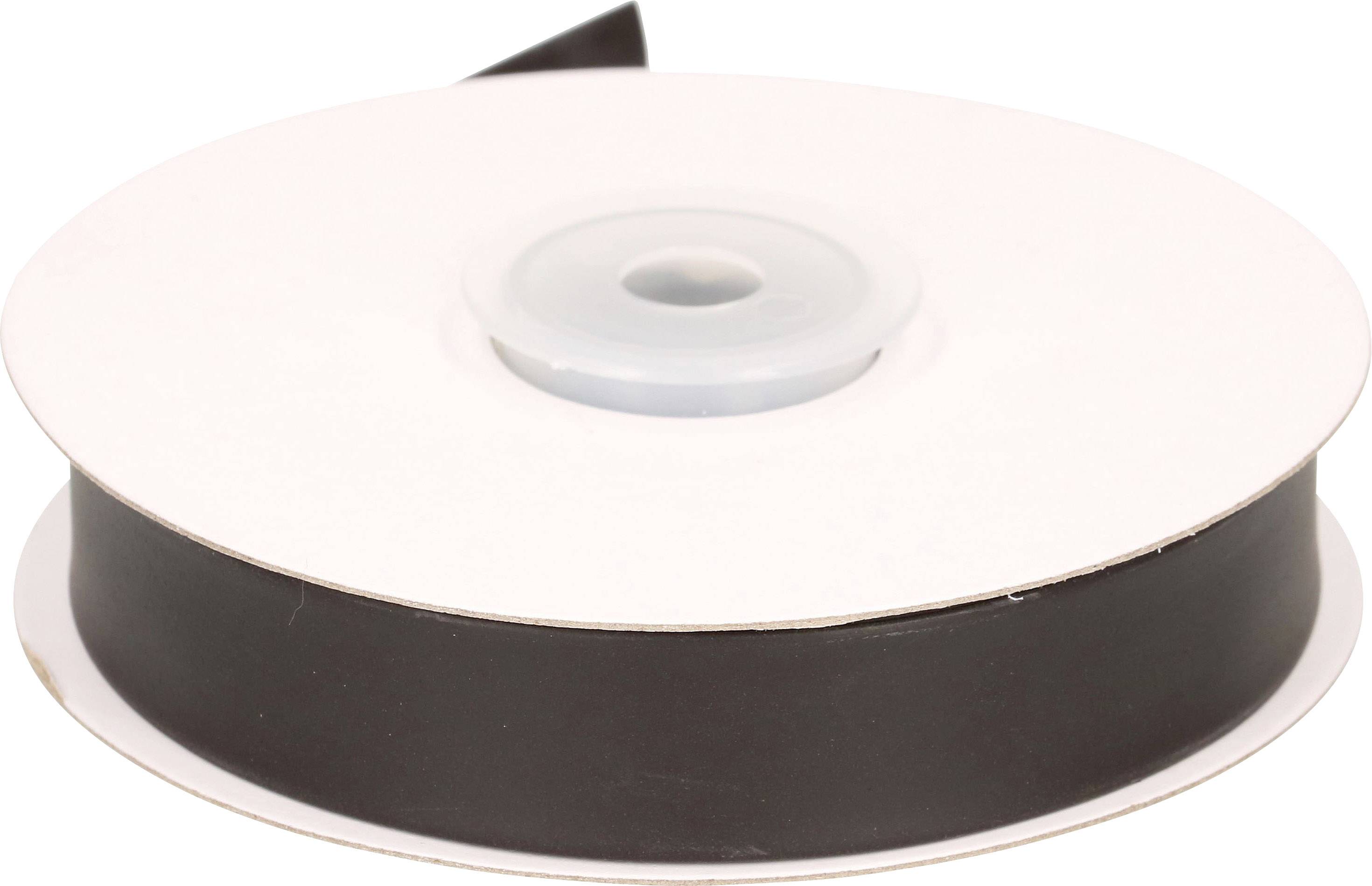 Un grand rouleau de bande magnétique noire, sur un noyau blanc, est posé sur le côté. Il est souvent utilisé pour des étiquettes ou des tableaux magnétiques.