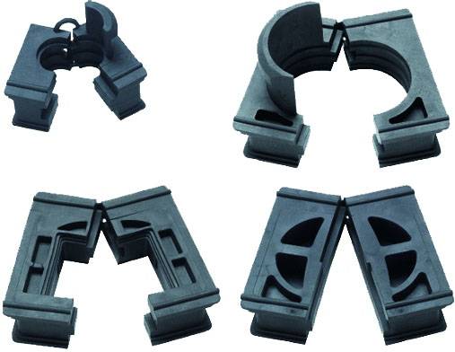 Quatre pinces noires en plastique de différentes formes, ouvertes et adaptées pour maintenir et fixer des tuyaux.