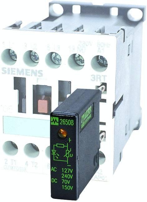 Un relais portant l'étiquette 'Siemens 3RT' avec des spécifications électriques en volts.