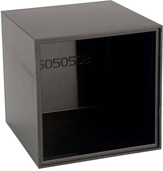 Un cube creux en plastique noir portant l'inscription '505050B' à l'intérieur.
