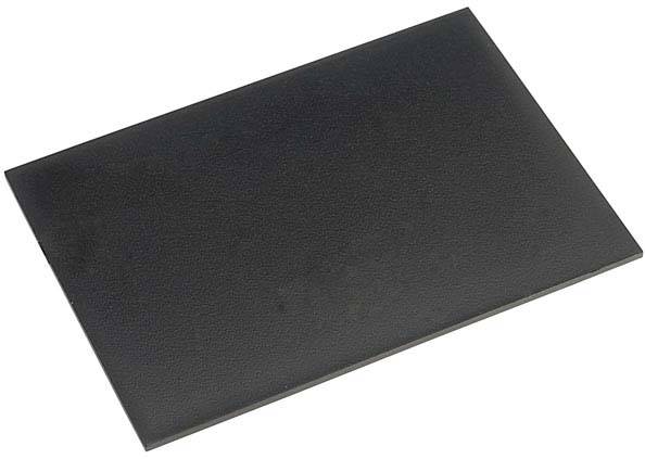 Plaque rectangulaire noire en métal à surface lisse, photographiée légèrement en biais et sans contexte ou étiquette visible.