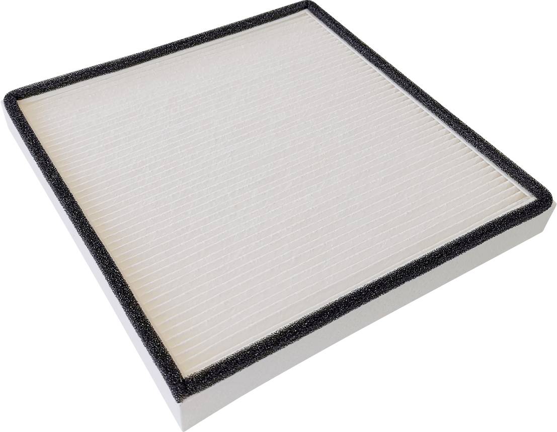 Un filtre à air rectangulaire avec une grille blanche et un cadre noir, photographié en diagonale depuis le haut.