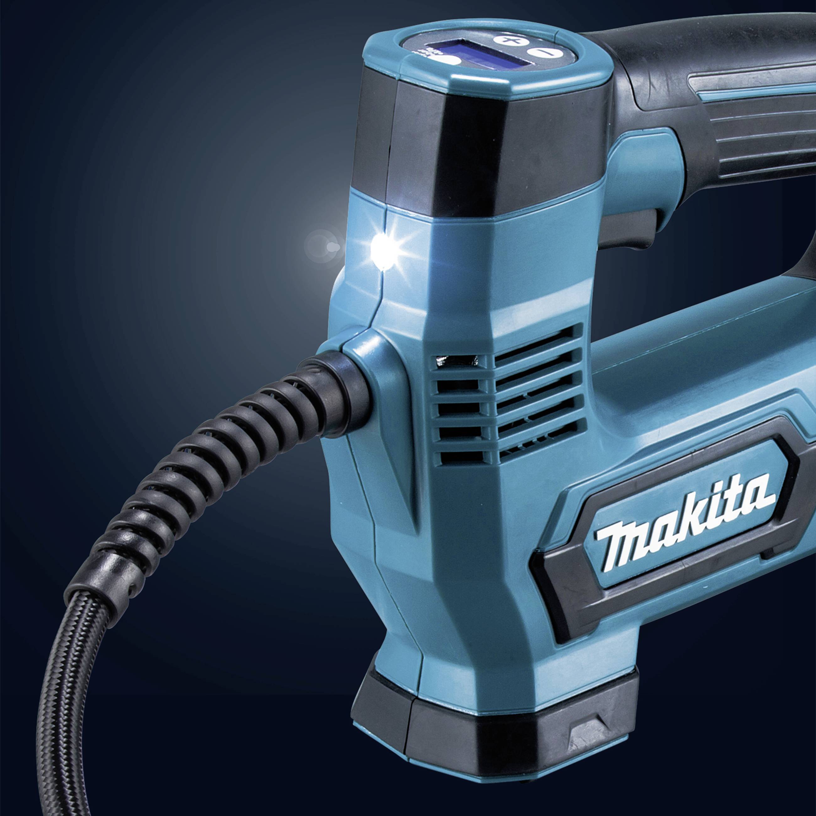 Un compresseur électrique Makita au design bleu et noir, doté d'un éclairage LED activé et d'un tuyau d'air flexible.