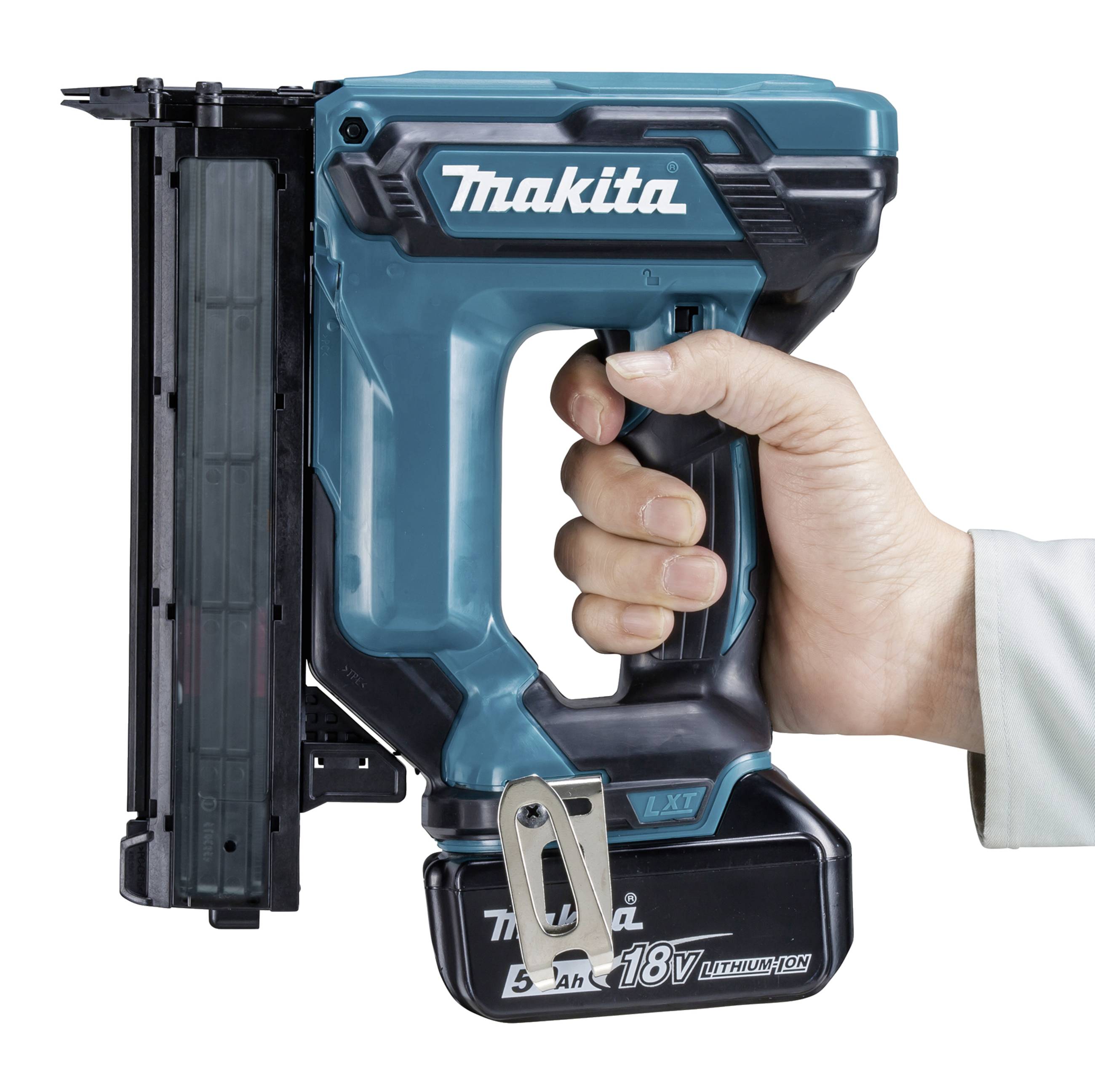 Une main tient un cloueur sans fil bleu de la marque Makita. Le cloueur a une base noire et est utilisé pour des travaux de construction.