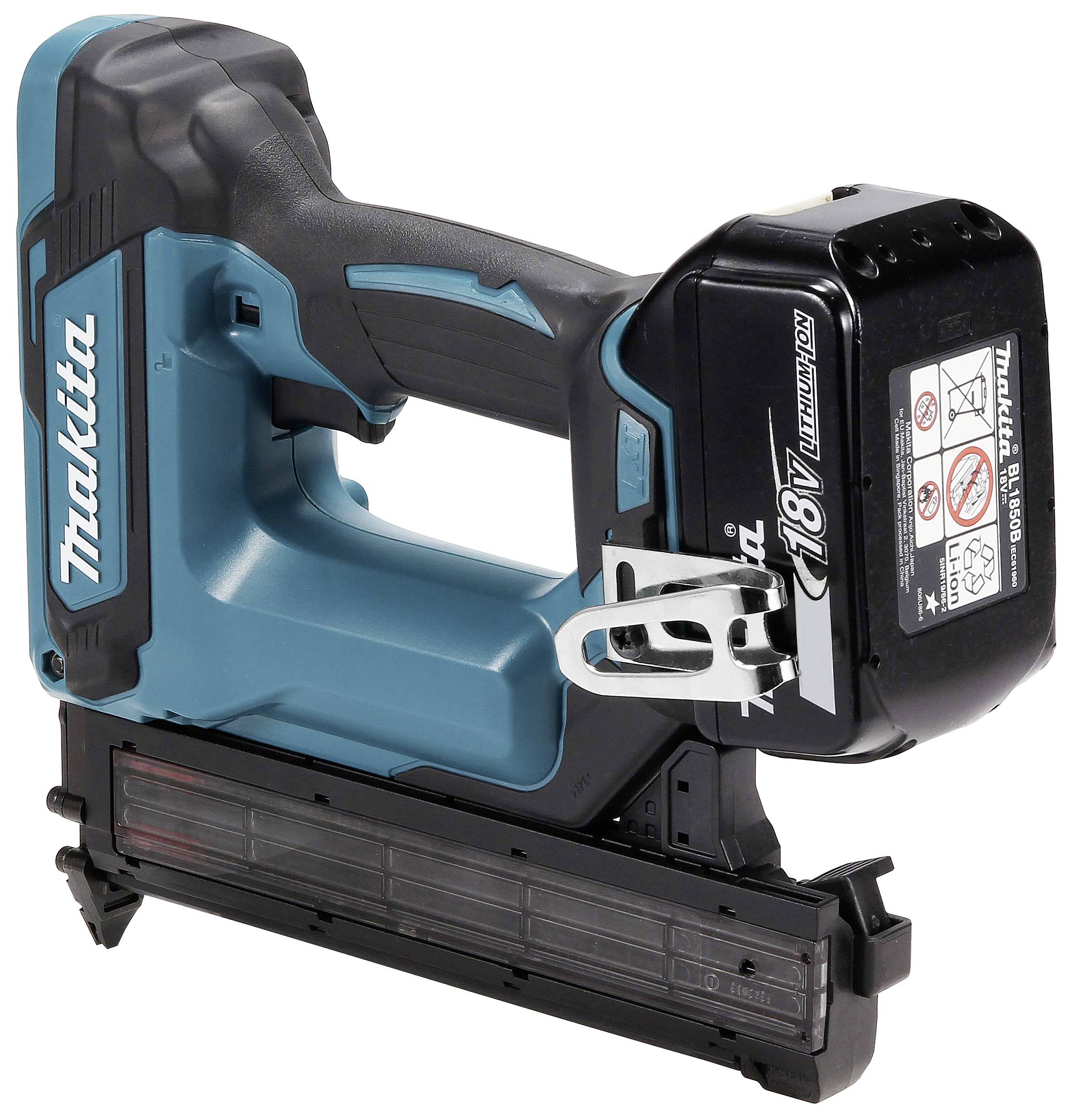 Un cloueur sans fil bleu-noir de Makita avec batterie 18V, poignée et chargeur.