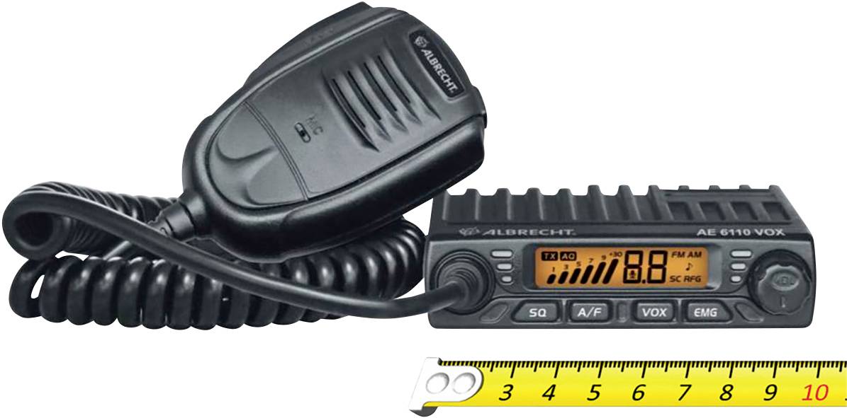 Appareil radio avec microphone à main et échelle d'indication de taille, affichant les canaux sur un écran numérique.