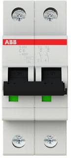 Disjoncteur automatique ABB avec deux interrupteurs et des marquages verts, monté sur un rail de fixation.