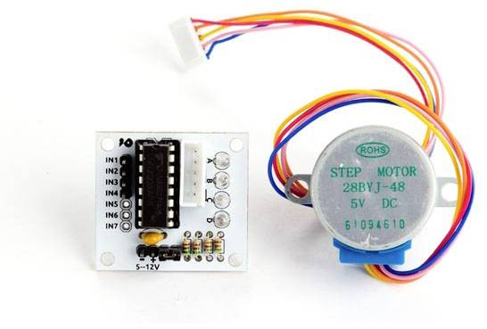Moteur pas à pas avec son pilote. À gauche : Carte de commande avec connexions. À droite : Moteur pas à pas rond, inscription « STEP MOTOR 28BYJ-48 5V DC ».