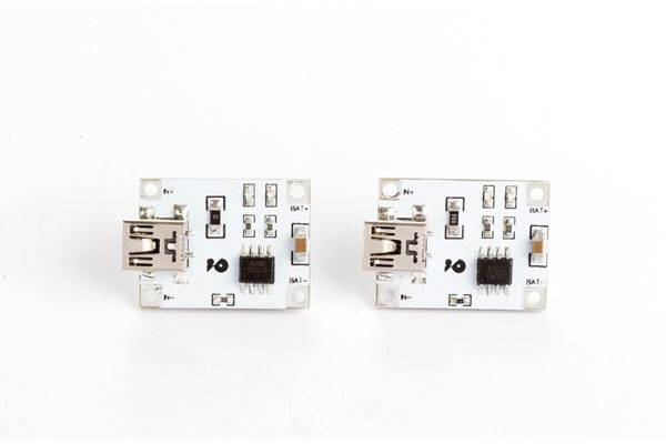 Deux circuits USB identiques avec plusieurs composants électroniques sur des cartes blanches.