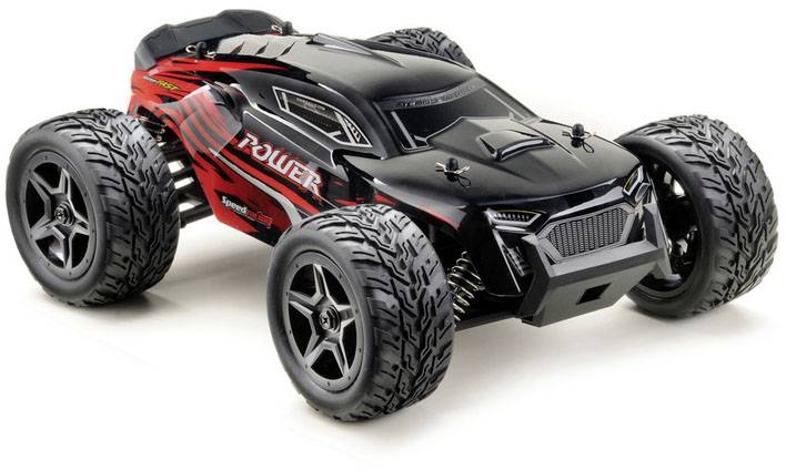 Une voiture télécommandée noire et rouge, montée sur de grandes roues tout-terrain, dans le style d'un monster truck, sur fond blanc.
