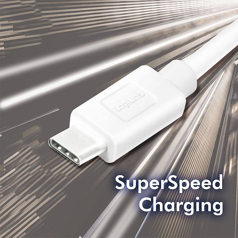 Un câble USB-C blanc portant l'inscription « SuperSpeed Charging » en bas à droite. Des rayures lumineuses sont visibles en arrière-plan, suggérant un mouvement.