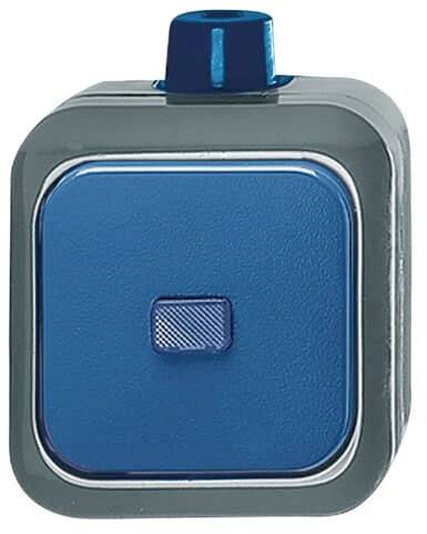 Un interrupteur carré gris-bleu avec un petit bouton rectangulaire au centre, adapté à une installation murale.
