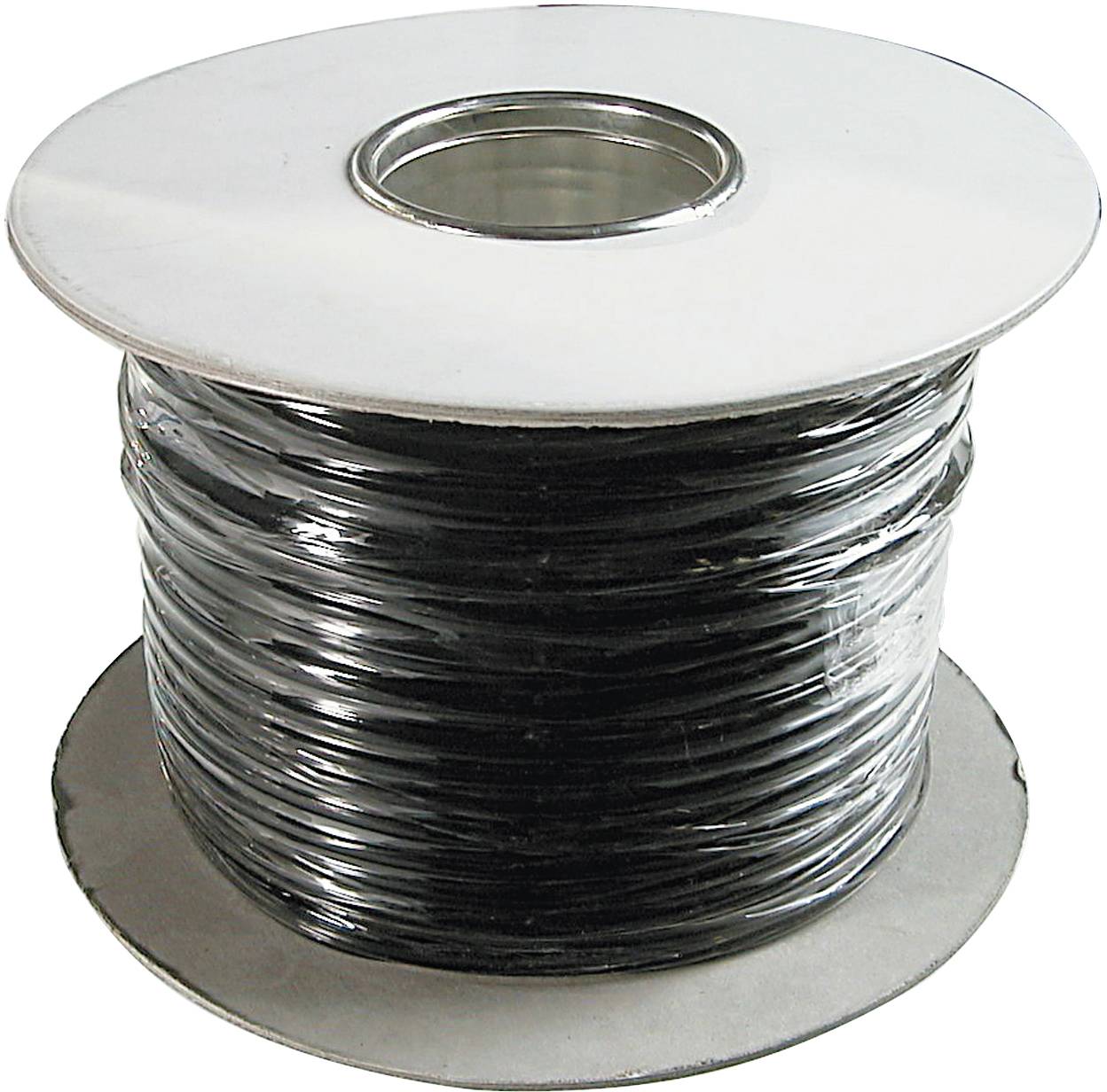 Rouleau de câble noir avec un noyau métallique interne, enroulé sur une grande bobine, contre un fond blanc.