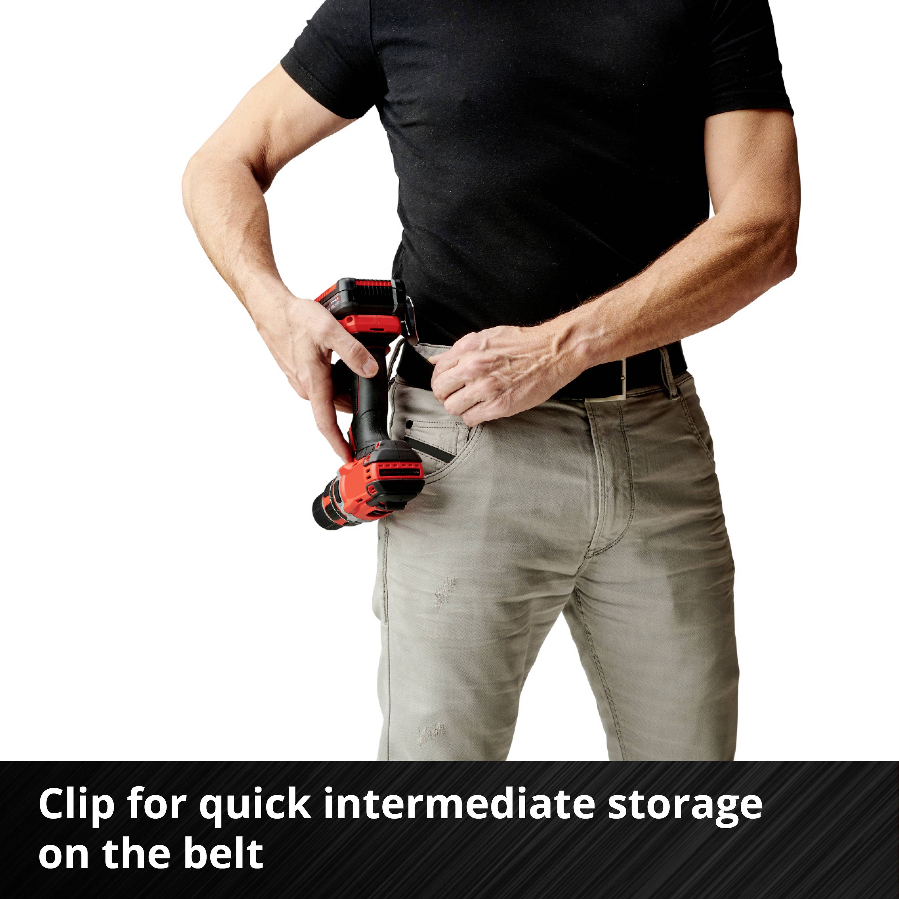 Un homme fixe une perceuse sur un clip à sa ceinture. Texte : 'Clip pour un rangement temporaire rapide à la ceinture'.